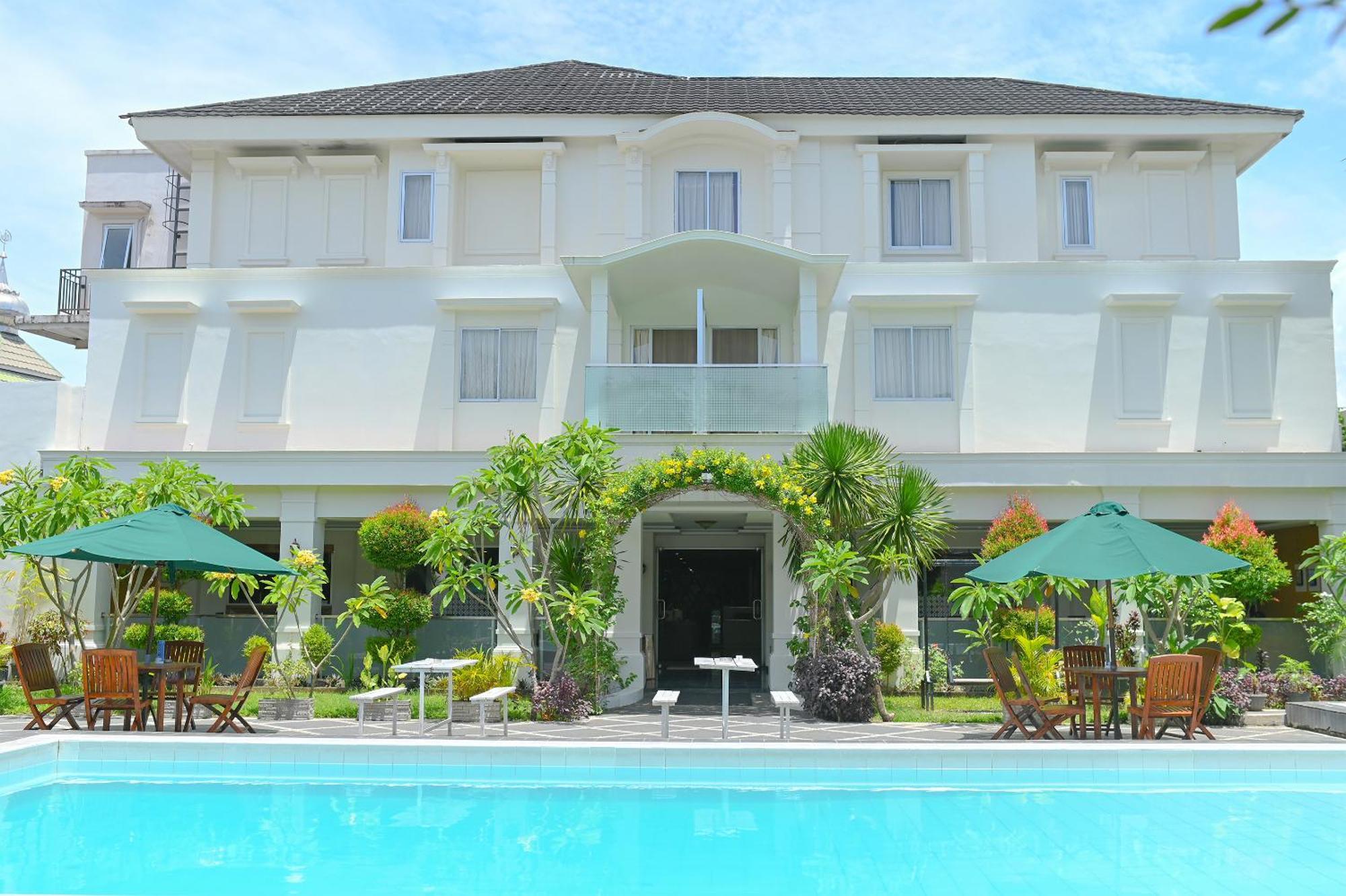 Kawana Hotel Padang  Exterior photo
